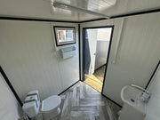 SANITÄRCONTAINER 2,00 x 2,00 M MIT TOILETTE UND URINAR